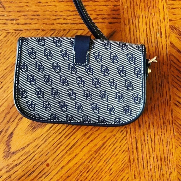 Dooney&Bourke Large Wristlet - Picture 2 of 5
